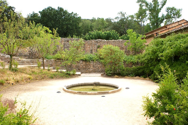 Fontaine derrière l’entrée de l’abbaye