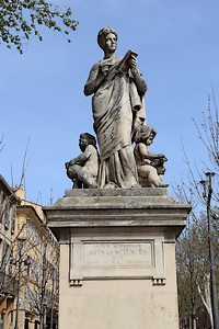 Statue à l'entrée ouest du Cours Mirabeau
