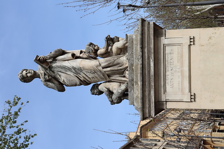 Aix-en-Provence (Bouches-du-Rhône) - Statue à l'entrée ouest du Cours Mirabeau