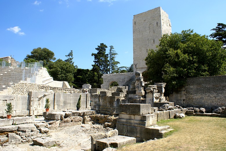 Arles (Bouches-du-Rhône) - Fouille au sud du Théâtre Antique
