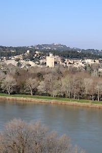 Villeneuve-lès-Avignon : Tour Philippe-le-Bel à l'horizon
