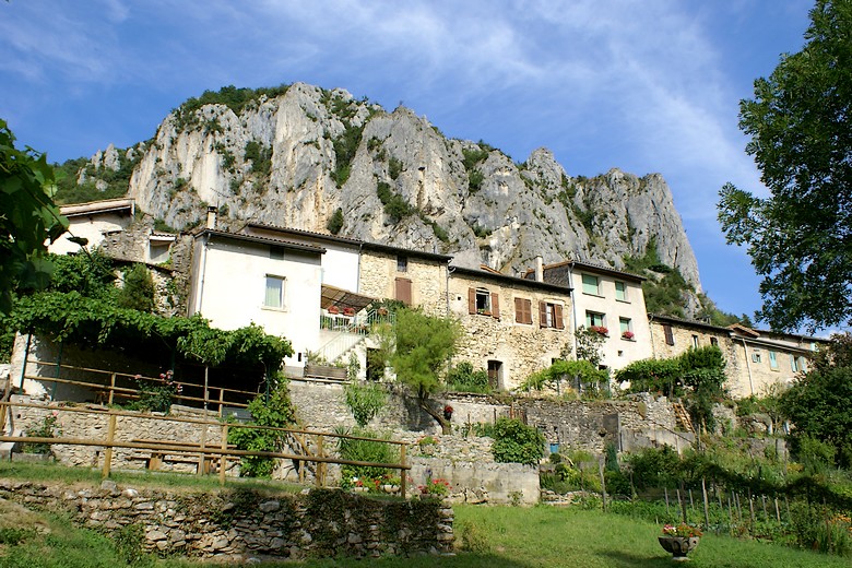 Le village dominé par un rocher