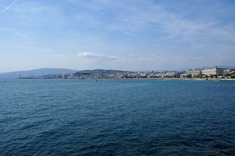 La ville de Cannes à l'horizon