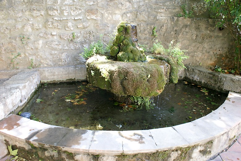 Carcès (Var) - Une fontaine