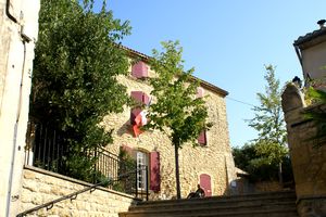 Au pied de la Mairie