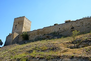 Au pied d'une partie de la forteresse médiévale