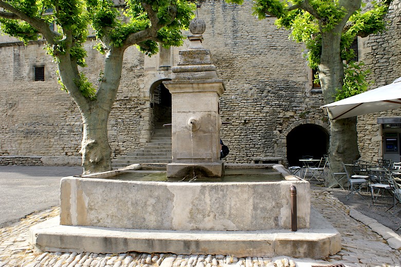 Gordes (Vaucluse) - Une fontaine