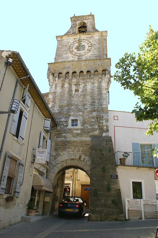 Grignan (Drôme) - Au pied de la tour de l’horloge