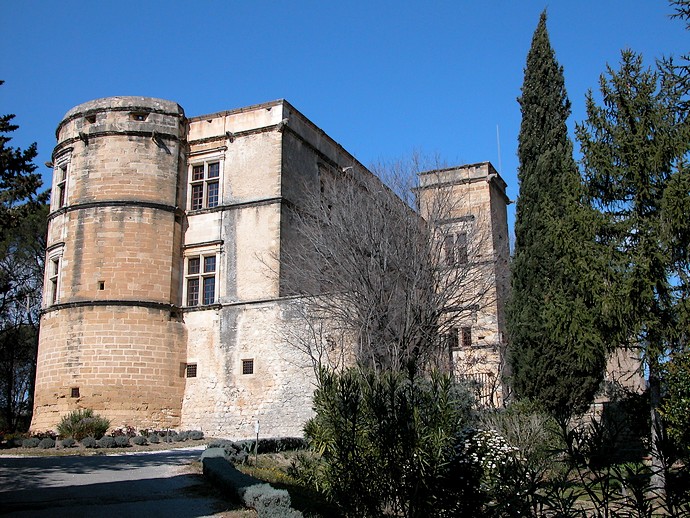Lourmarin (Vaucluse) - A l'entrée du château