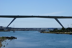 Pont de Martigues avec vue sur une partie du chenal de Caronte