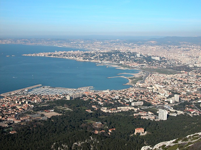 Massif de Marseilleveyre (Bouches-du-Rhône) - Vue étendue sur Marseille