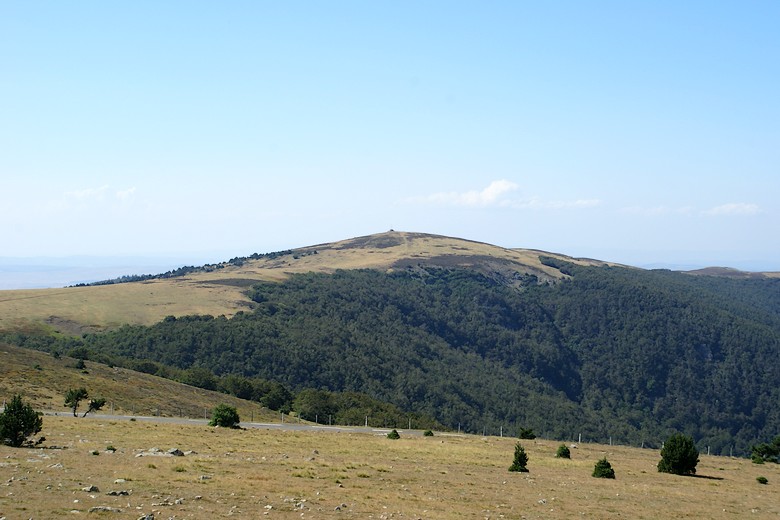Sommet du Mont Aigoual à l'horizon