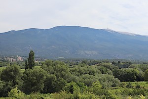 Le sommet avec une vue sur le village de Bédoin