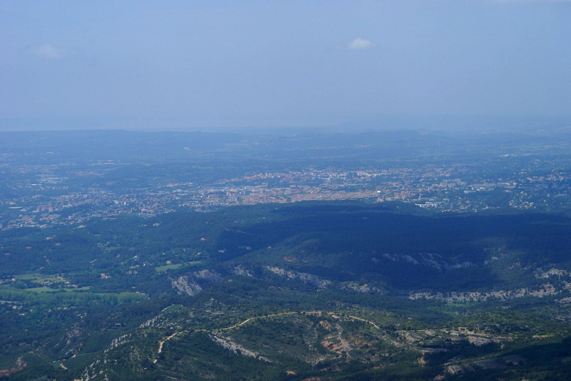Montagne Sainte-Victoire (Bouches-du-Rhône) - Aix-en-Provence à l'horizon