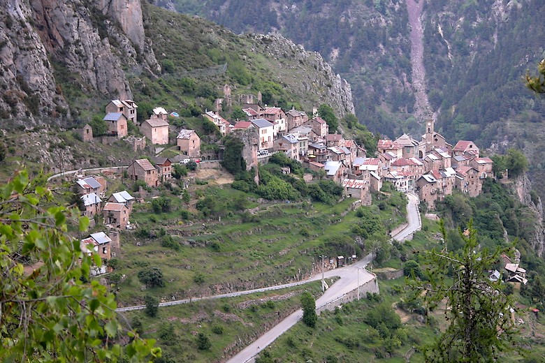 Roubion (Alpes-Maritimes) - Zoom sur le village