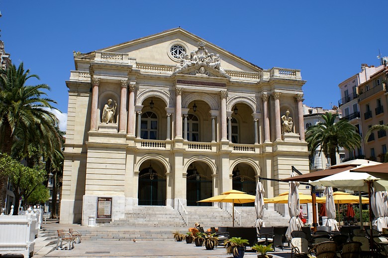 Opéra face à la place Victor Hugo