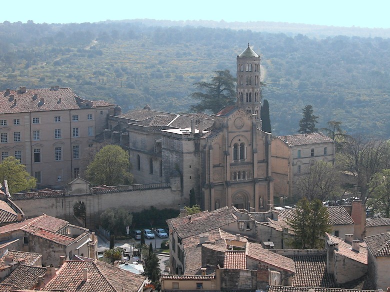 Zoom sur la cathédrale Saint-Théodorit