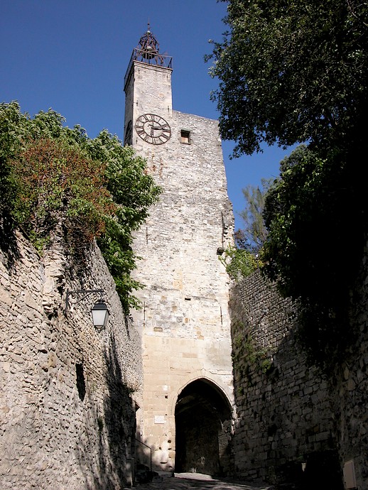 Vaison-la-Romaine (Vaucluse) - Porte fortifiée dominée par le beffroi