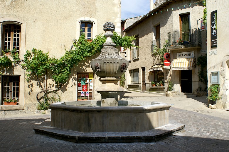 Venasque (Vaucluse) - Une fontaine