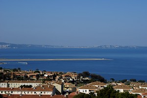 Etang de Berre avec la ville de Martigues à l'horizon