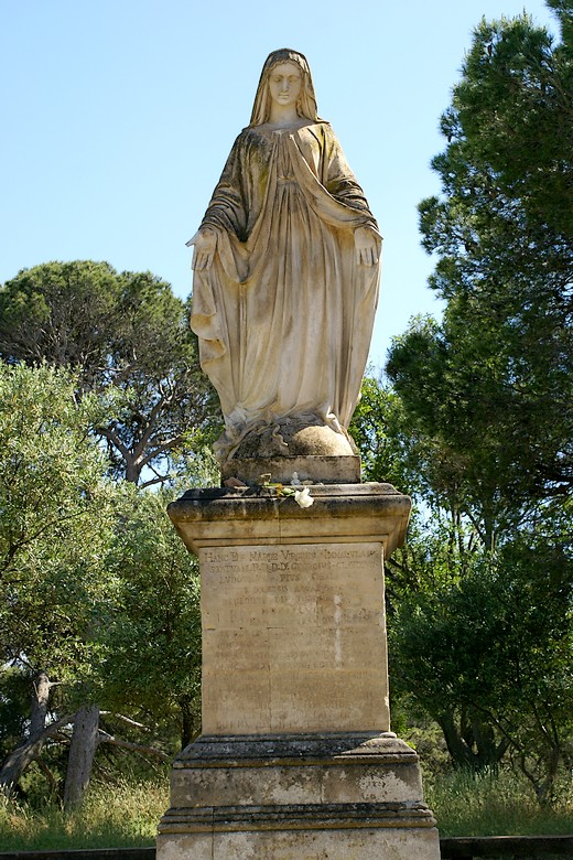 Abbaye Saint-Michel de Frigolet (Bouches-du-Rhône) - Statue de la vierge Marie située au bout de l'allée