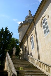 Tour à l'entrée du site