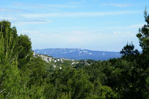 Zone ouest des Alpilles (la Caume) à l'horizon