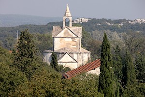 Zoom sur le clocher de la chapelle Sainte-Croix-de-Montmajour