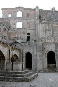 Au pied du bâtiment de l'abbaye 
