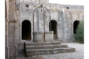 Un puits au coeur du cloître