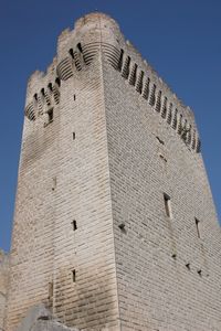 Au pied de la tour de l'Abbé