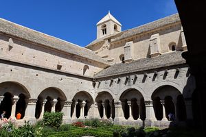 Le cloître avec le clocher de l'église