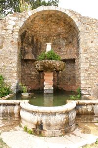 Fontaine face à l’église