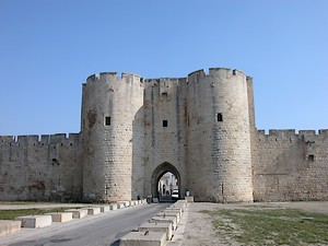 Une porte des Remparts face à l’Etang de la Ville