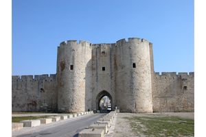 Une porte des Remparts face à l’Etang de la Ville