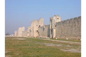 Remparts face à l’Etang de la Ville
