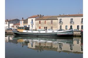 Une péniche au bord du chenal