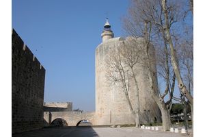 Au pied de la Tour de Constance