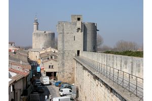 Porte de la Gardette et Tour de Constance à l'horizon