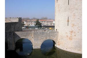 Pont d’accès à la Tour de Constance