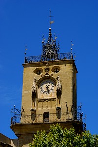 Clocher de la tour de l'Horloge dominant la place de l'Hôtel-de-Ville