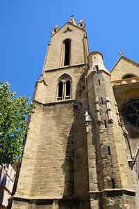 Au pied du clocher de l'église Saint-Jean-de-Malte