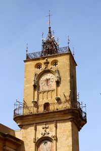 Clocher de la tour de l'horloge dominant la place de l'Hôtel-de-Ville