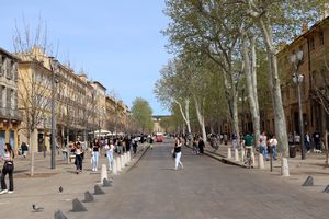 Retour vers l'entrée de la longue place