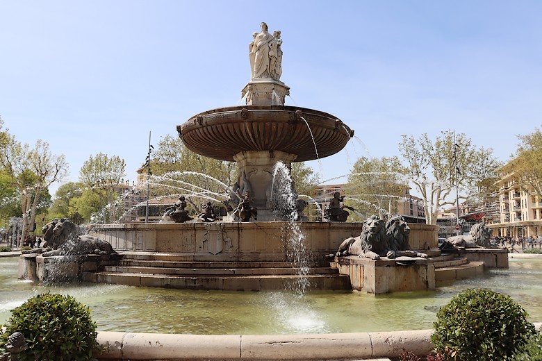 Aix-en-Provence (Bouches-du-Rhône) - Vue au coeur de la fontaine de la Rotonde