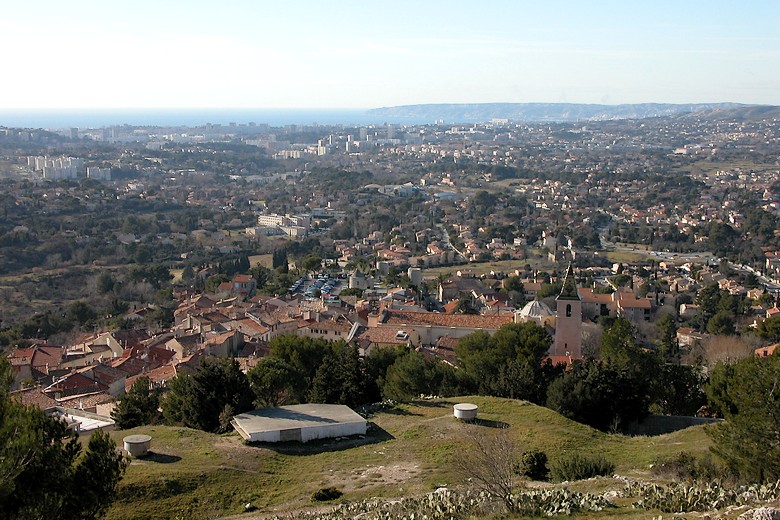 Aperçu du village avec la ville de Marseille à l'horizon