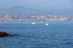 Ville de Cagnes-sur-Mer à l’horizon