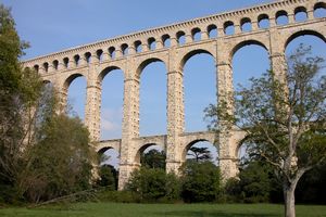 Au pied de l'aqueduc