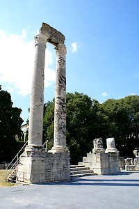 Subsistance de deux admirables colonnes