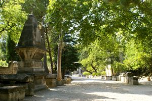 Nécropole les Alyscamps